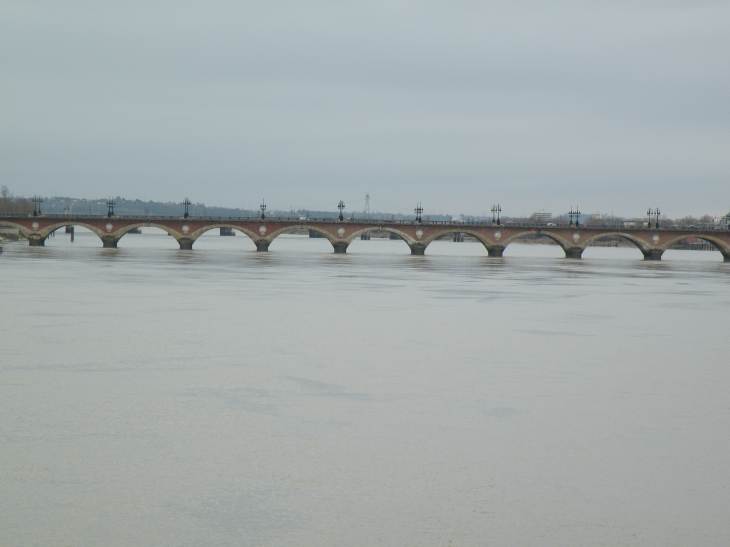  Le pont de pierre (qui est en fait plutôt en briques)